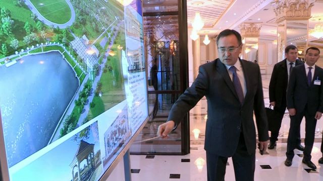 Глава государства посетил новые объекты в деловом центре Шымкента