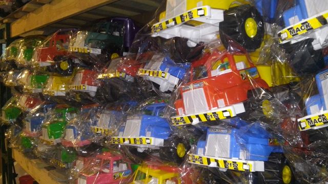 В месяц на заводе изготавливают почти 4 тысячи игрушечных машин