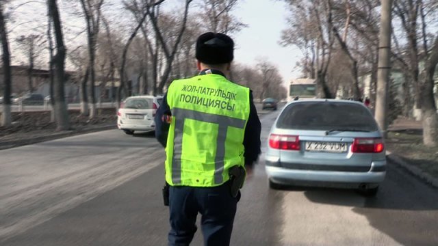 Специалисты управления исполнения судебных актов и прокуратуры Енбекшинского района совместно с сотрудниками дорожно-патрульной полиции провели рейд на городских дорогах по неплательщикам штрафов