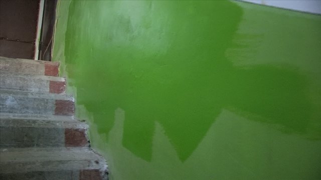 Краска осыпалась и подрядчики решили эту проблему окрасив часть стены новой краской