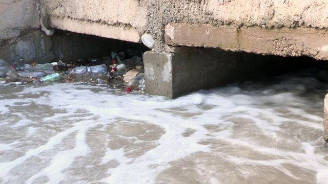 Двое суток подряд коммунальные службы чистили реку в микрорайоне "Самал"