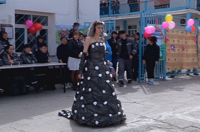 На изготовление платья из мусорных пакетов у Марины ушло 2 недели