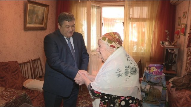 С наступающим Международным женским днем тружениц тыла поздравил аким Абайского района