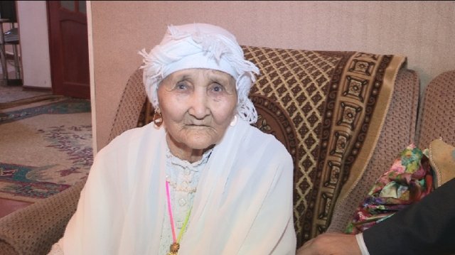 Маме большого семейства - Саткын Отарбаевой 98 лет