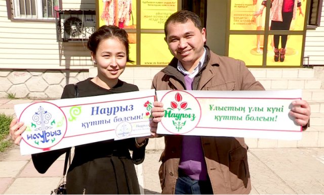 Молодые активисты Шымкента напоминают горожанам о приближении праздника "Наурыз"