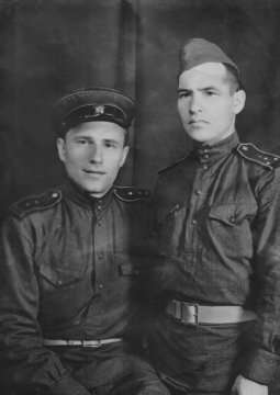Отец Светы - Александр Климов (слева) с товарищем. 1945 год