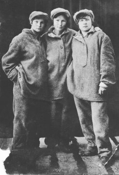 Родственница Даша (крайняя справа). Чимкент, свинцовый завод. 1942 год