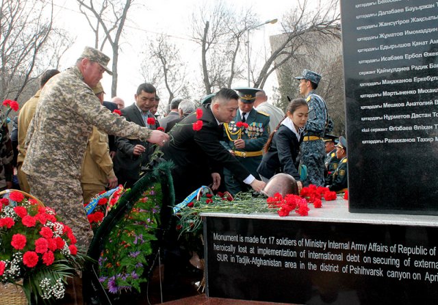 Почтить память и возложить цветы к новому мемориалу пришли более 500 человек 