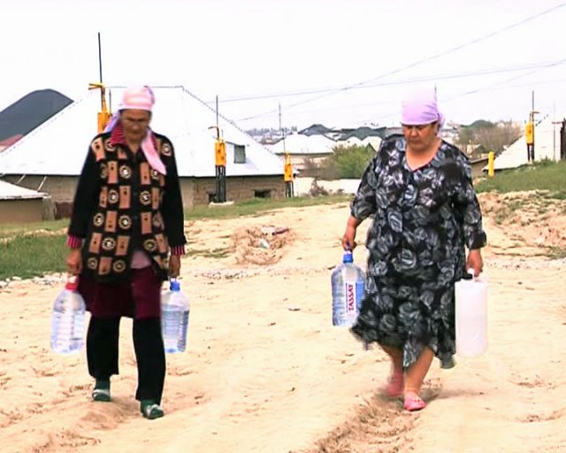 Жителям микрорайона "Курсай" воду приходится покупать у соседей