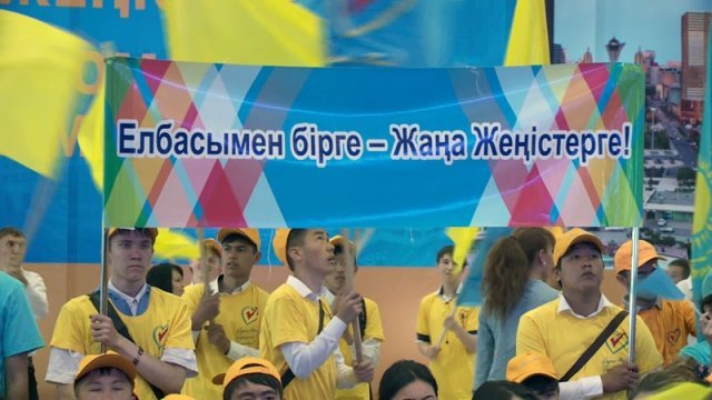 Шымкентцы песнями и плясками отметили победу Нурсултана Назарбаева на выборах