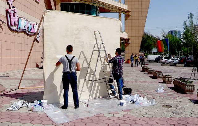 Портрет Назарбаева рисуют в центре Шымкента