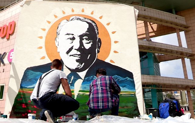 Шымкентские художники нарисовали большой портрет президента Казахстана
