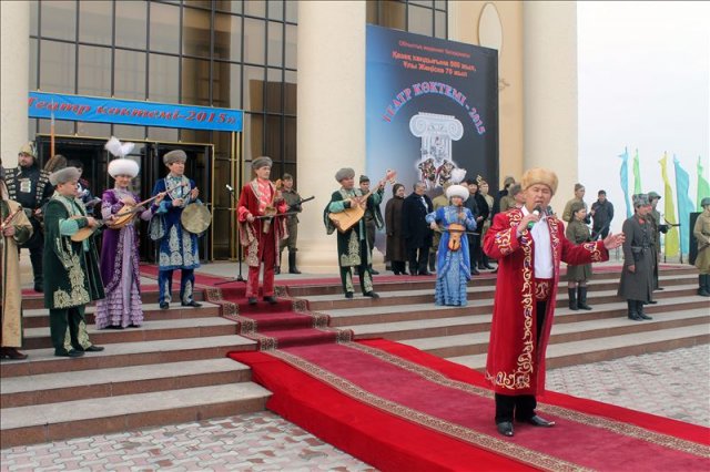 Творческие коллективы Шымкента чествуют актеров восьми театров области