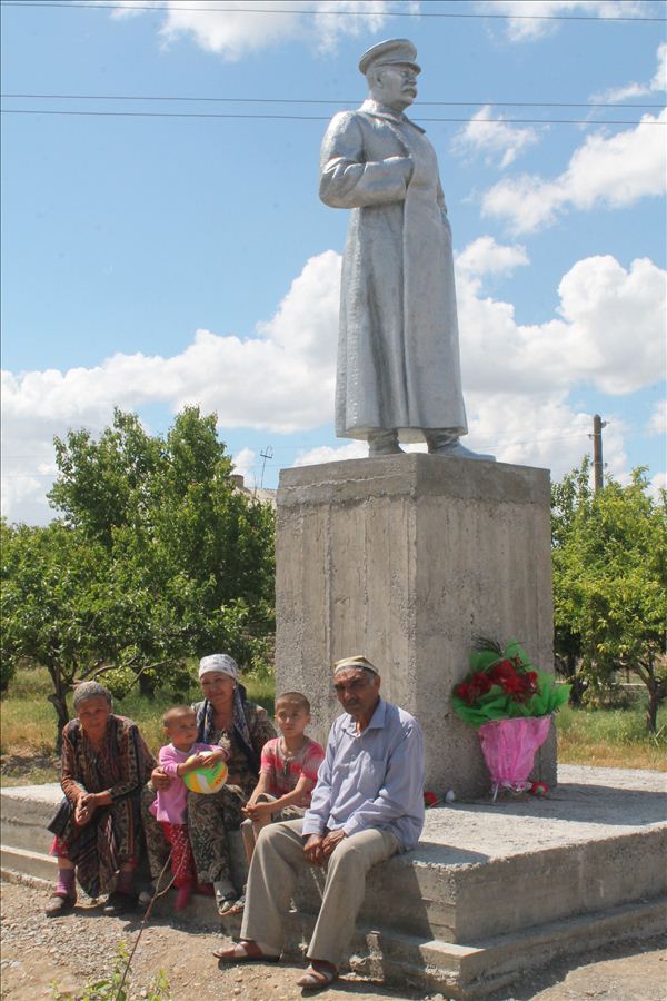 В Старом Икане восстановили памятник Сталину