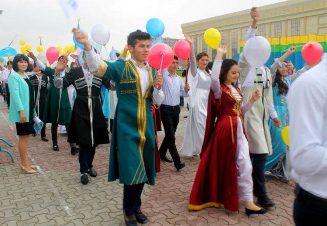 Шымкентцы шли на праздник семьями, по традиции с разноцветными шарами и флажками