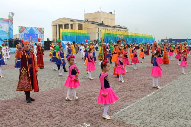Танец "Созвучие культур" открывает праздник: символизируя дружбу и согласие многонационального государства