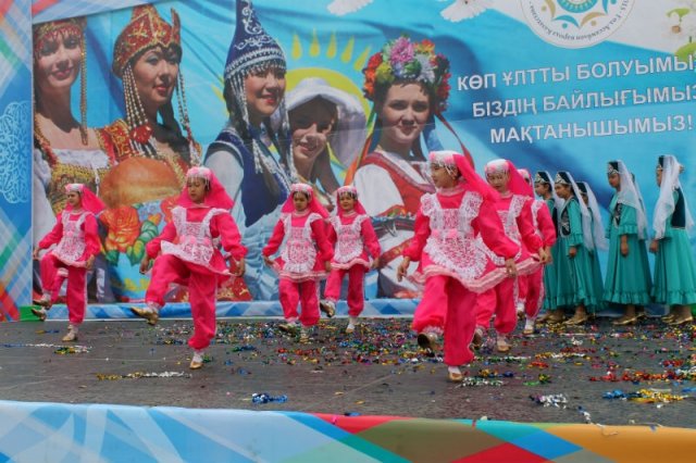 Яркое эффектное выступление символизирует многонациональный Казахстан