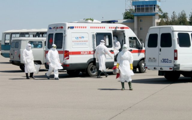 В аэропорту Шымкента госпитализировали пассажира с подозрением на лихорадку Эбола