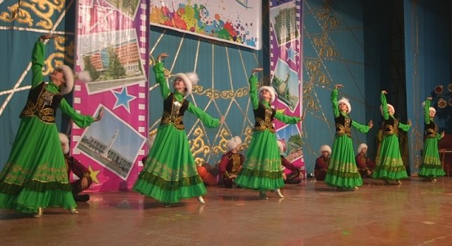 Лучшим в номинации "Народный и современный танец" стал шымкентский ансамбль "Каракоз"