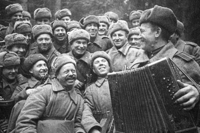 Солдаты пели песни в перерывах между боями