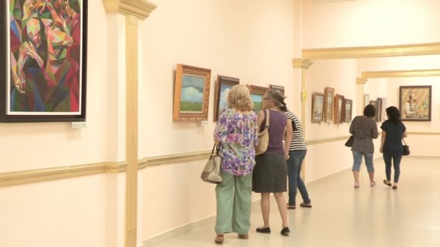 Посетители на выставке картин Никаса Сафронова