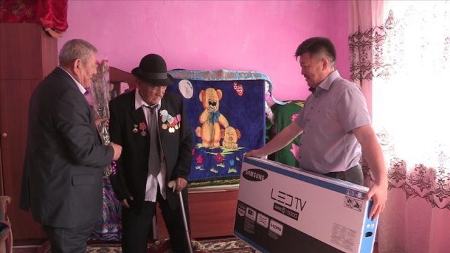 Сотрудники ТОО «Green Bus Company» отправились с подарками к ветеранам