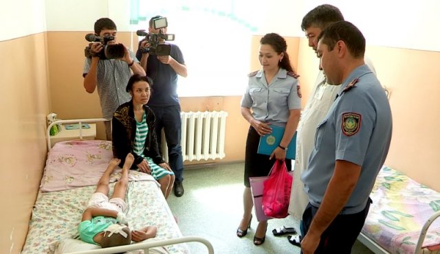 Шымкентские полицейские навестили в больнице пострадавших в ДТП детей