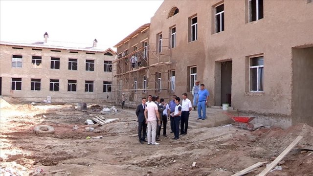 В Каратауском районе Шымкента ведется строительство сразу двух социальных объектов