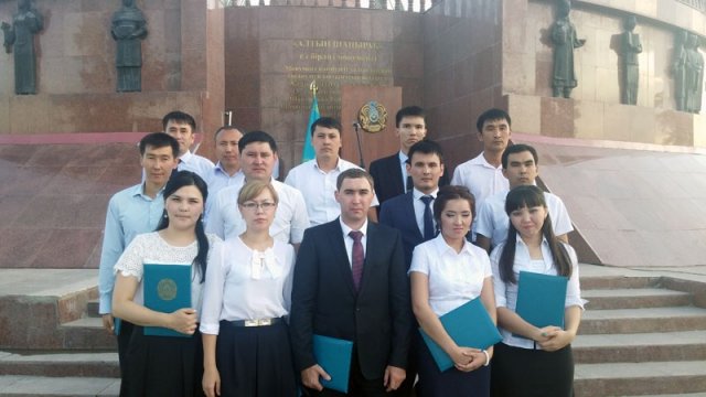 16 молодых специалистов из Шымкента приняли присягу на госслужбу