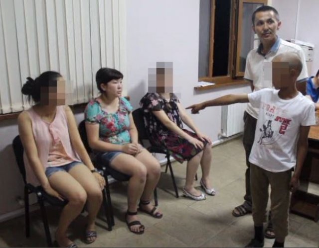 Полицейские Шымкента задержали мошенницу, обманывавшую малолетних детей.