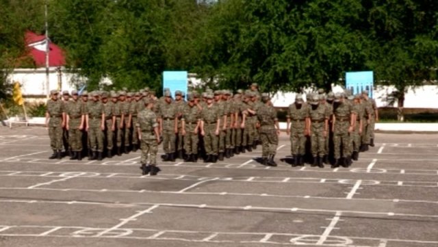 Более 400 военнослужащих закончили службу в армии