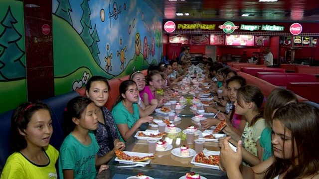 Kcell организовал веселый праздник для воспитанников детского дома
