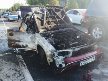 На оживленной автотрассе Шымкента загорелась машина
