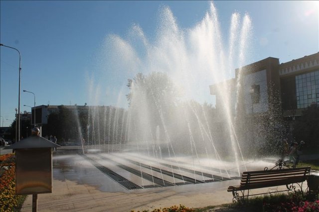 В Шымкенте после долгого перерыва на площади Аль-Фараби заработал фонтан
