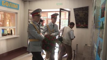 Сотрудники управления ССО ЮКО возложили цветы к памятнику погибшим при исполнении служебного долга