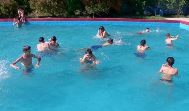 Аквапарк "Дельфин" посетили юные алматинские футболисты