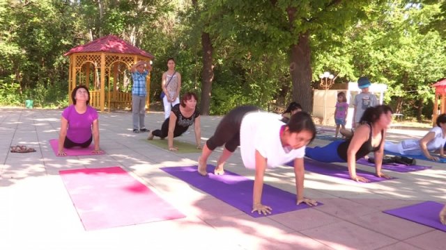 Люди, занимающиеся кундалини-йогой, отметили в дендропарке Международный день йоги