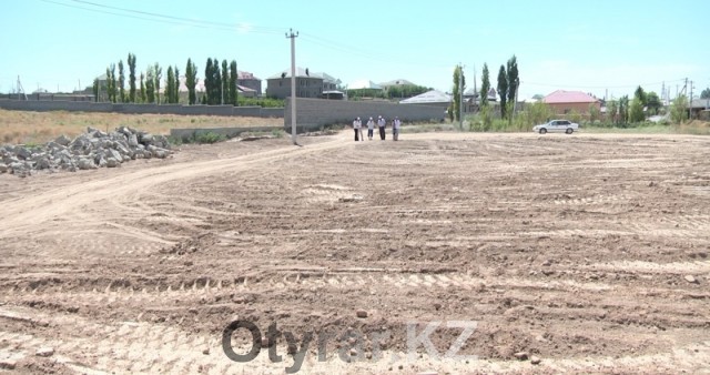 Жителей 194 квартала в Шымкенте лишили дороги