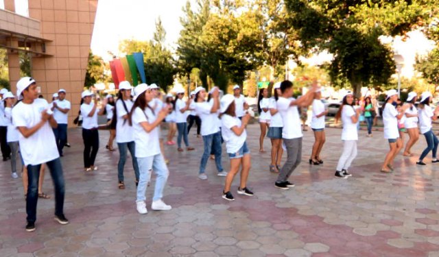 Флешмоб в поддержку отечественных производителей прошел в Шымкенте