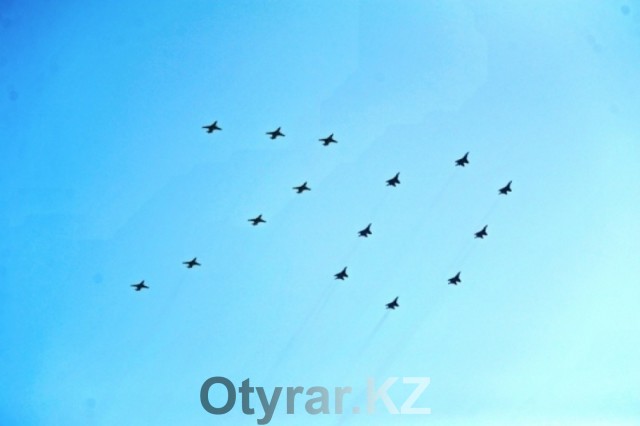 На параде победы летчики шымкентской авиационной базы, одними из первых, своими физюляжами, выстроили в небе цифру 70