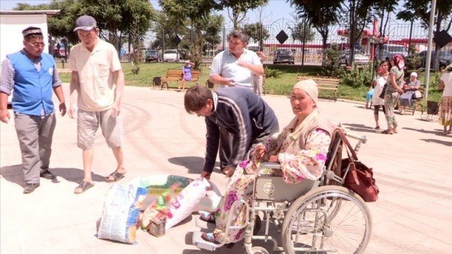 В областной мечети Шымкента раздают продовольстие нуждающимся семьям