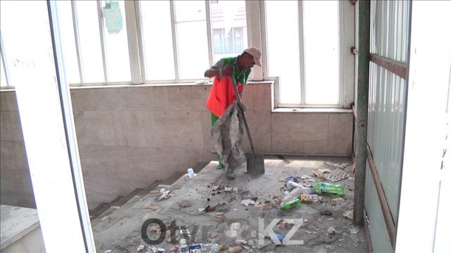 Власти Шымкента взялись за уборку подземных пешеходных переходов