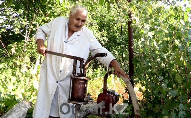 Чтобы утолить жажду в знойную жару жители массива Тогус  вынуждены качать воду из скважин
