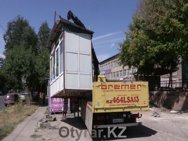 В Шымкенте сносят незаконно работающие ларьки