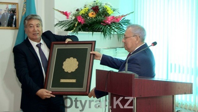 Вручение подарков в музей ОКЦ.