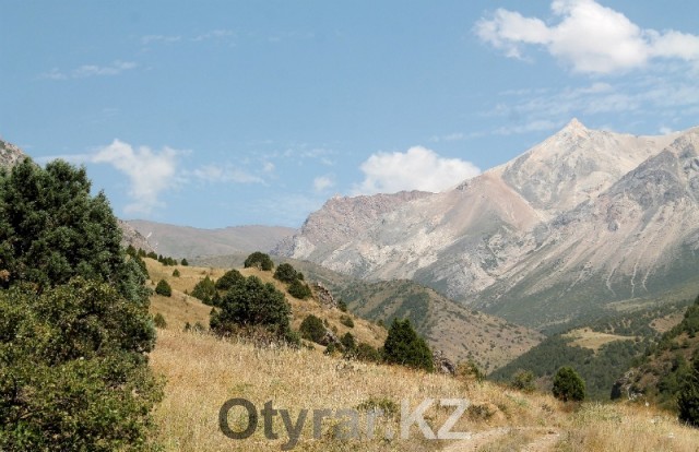 Покорить вершину предстоит в восточной части Угамского хребта.  На фото крайняя гора слева