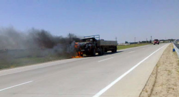 На трассе Шымкент-Туркестан загорелся грузовой автомобиль