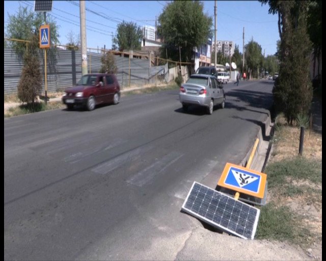 В Шымкенте дорожный знак рухнул в арык
