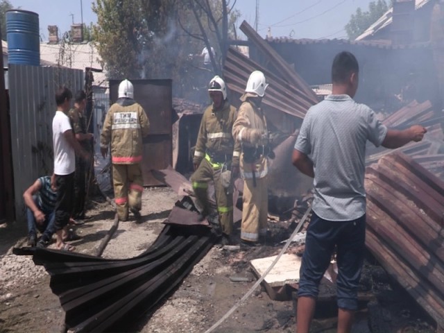 Дознаватели устанавливают причины пожара в поселке Чапаевка