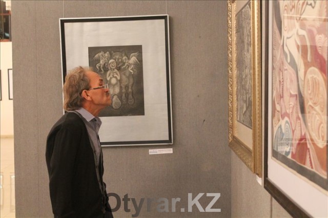 В Шымкенте открылась выставка известного художника-графиста